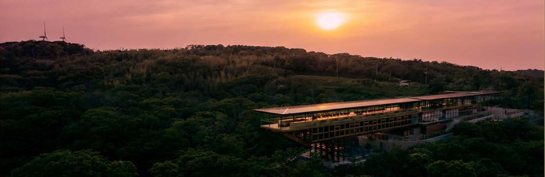 Vista aérea do Zenbo Seinei entre as montanhas de Awaji ao pôr do sol